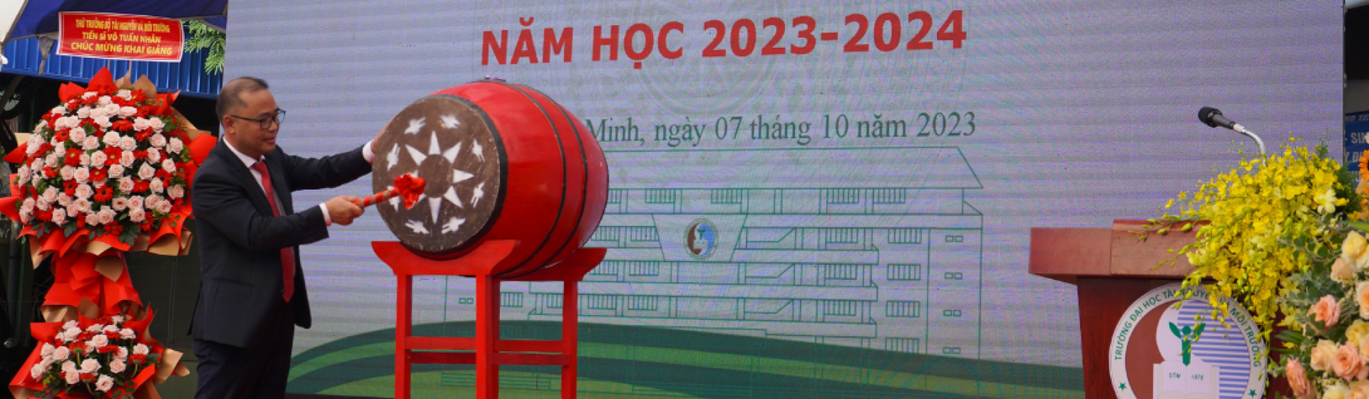 PGS.TS Huỳnh Quyền – Hiệu trưởng Trường đánh trống Khai giảng năm học 2023-2024