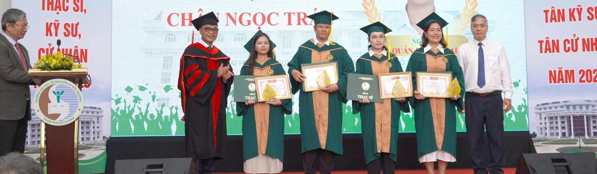 Trao bằng tốt nghiệp cho Tân Thạc sĩ