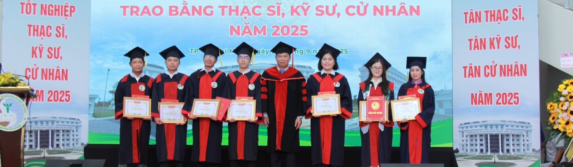 Trao bằng tốt nghiệp cho Tân Cử nhân, Tân Kỹ sư