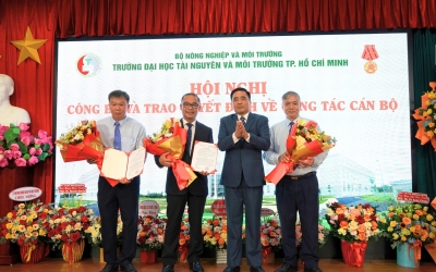 Thứ trưởng Nguyễn Quốc Trị trao Quyết định bổ nhiệm lại Hiệu trưởng và kiện toàn Ban giám hiệuTrường Đại học Tài nguyên và Môi trường TP.HCM
