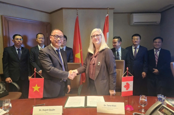 HCMUNRE KÝ KẾT HỢP TÁC CHIẾN LƯỢC VỚI ĐẠI HỌC TRENT (CANADA): NÂNG TẦM VỊ THẾ QUỐC TẾ TRONG ĐÀO TẠO VÀ NGHIÊN CỨU KHOA HỌC