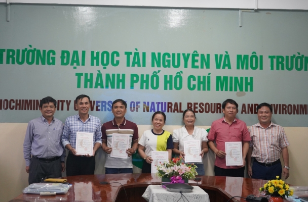  Trao chứng nhận hoàn thành khóa đào tạo bồi dưỡng "Điều tra, đánh giá đất đai & giải pháp phục hồi đất bền vững"